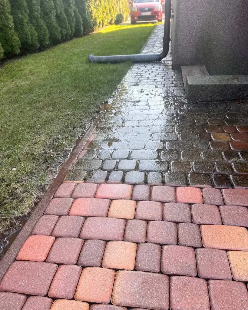 Czysta kostka brukowa po myciu