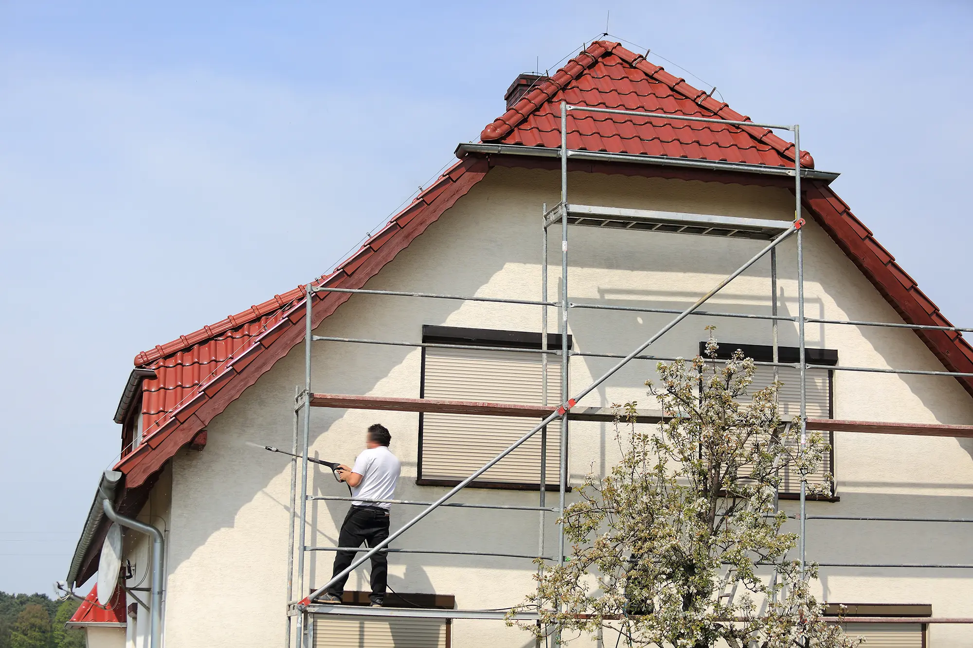 Mycie wysokociśnieniowe elewacji, dachów i kostki brukowej